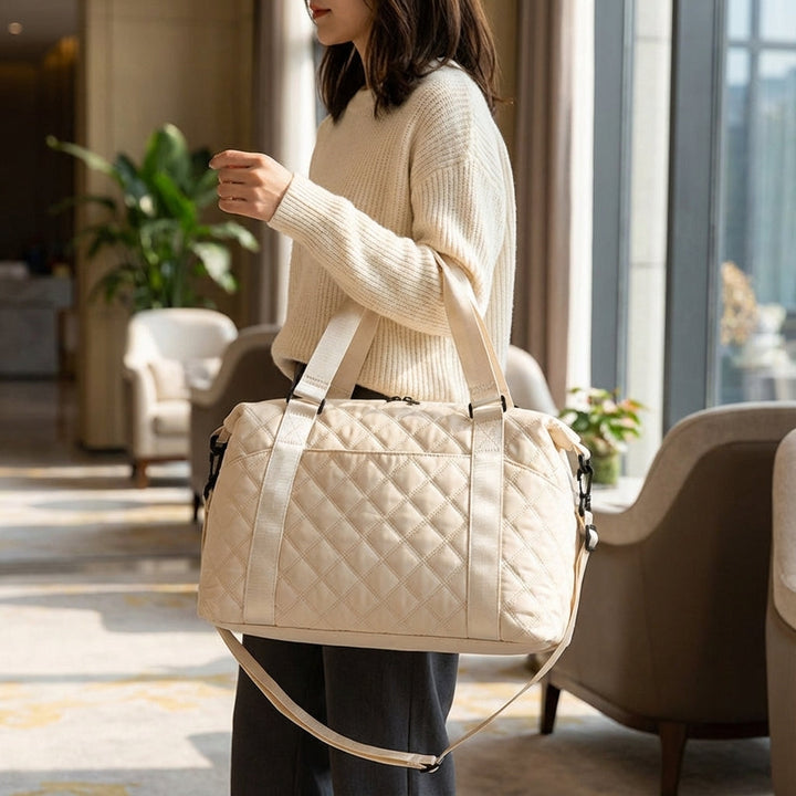 Stijlvolle crème gewatteerde weekendtas voor dames, ruim en ideaal als handbagage.