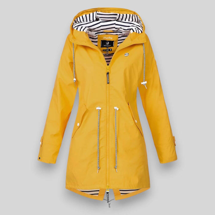 Detailopname van de waterdichte stof en verstelbare capuchon van deze casual dames anorak regenjas.