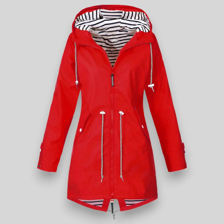 Vrouwelijke anorak regenjas met capuchon gedragen in outdoor omgeving, perfect voor wisselvallig weer.