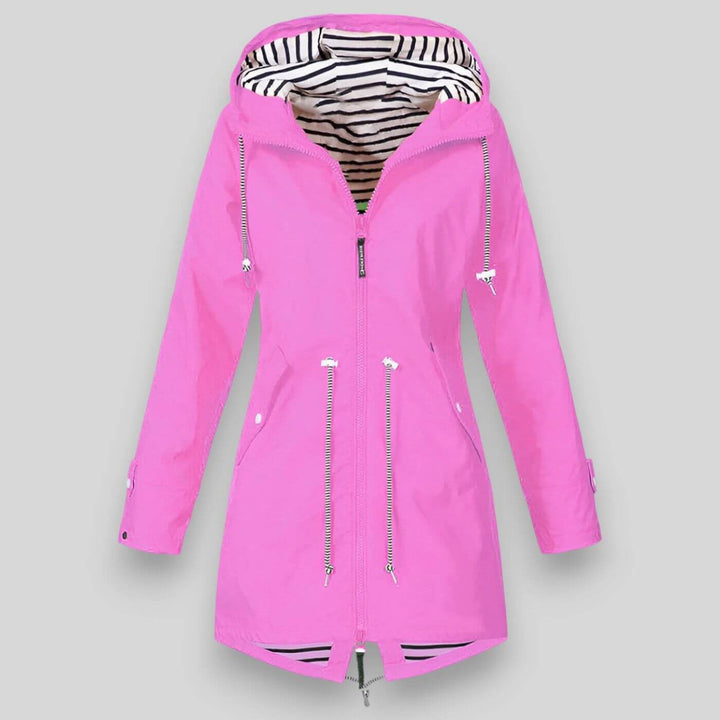 Functionele dames regenjas met trekkoord in de taille en capuchon, ideaal voor een waterdichte casual look.