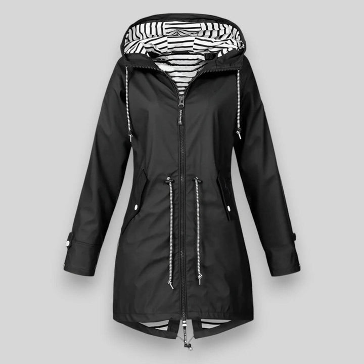 Moderne dames anorak regenjas met capuchon en ruime zakken, een veelzijdige jas voor buiten.