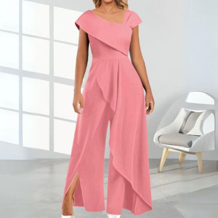 Modieuze roze dames jumpsuit met asymmetrische hals en losse pasvorm. Comfortabel en veelzijdig voor elke gelegenheid.