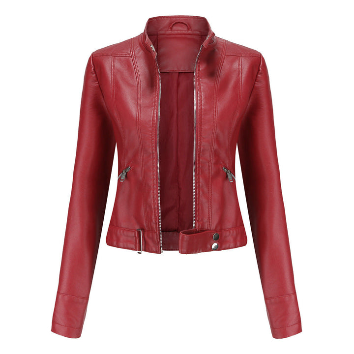 "Stijlvolle dames bikerjas in vegan leer met ritssluiting en glanzende metallic details, elegant en modern ontwerp."