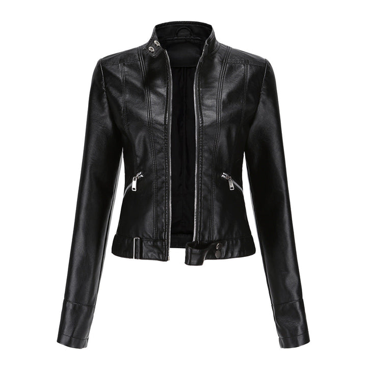 "Stijlvolle dames bikerjas in vegan leer met ritssluiting en glanzende metallic details, elegant en modern ontwerp."