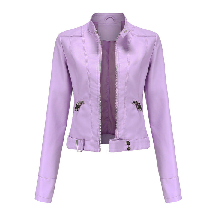 "Stijlvolle dames bikerjas in vegan leer met ritssluiting en glanzende metallic details, elegant en modern ontwerp."