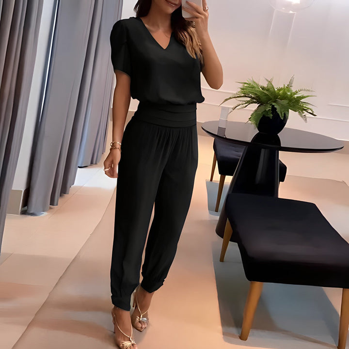 Comfortabele dames blouse-broek set met elastisch materiaal. Stijlvol pak voor een casual lente/zomer look.
