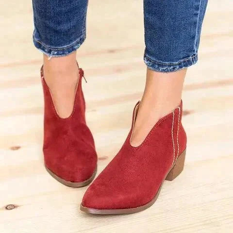 Zwarte dames enkellaarsjes met zijrits en stevige blokhak, een comfortabele en stijlvolle keuze voor elke outfit.