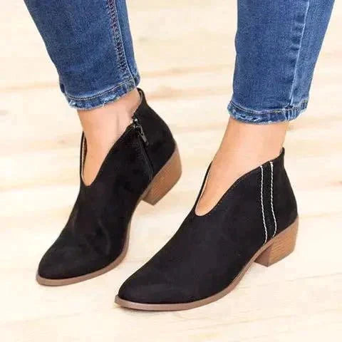 Rode dames enkellaarsjes Eveline met praktische zijrits en elegante blokhak; mode schoenen voor winter en najaar.