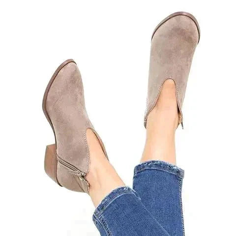 Trendy dames enkellaarsjes met luipaard print, zijrits en blokhak. Comfortabele en stijlvolle vrouwenschoenen.