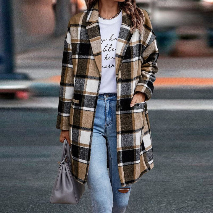 Modieuze geruite damesjas met klassiek patroon, een stijlvolle toevoeging aan je garderobe. Perfecte outfit.