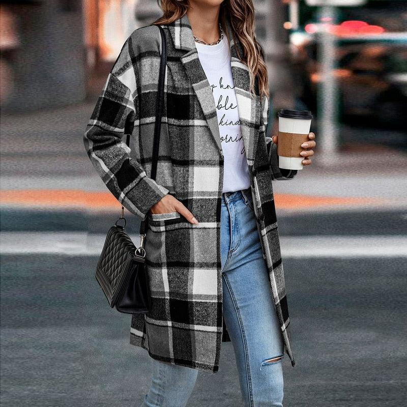 Comfortabele en trendy geruite damesjas, perfect als bovenkleding voor dagelijks gebruik en een casual look.