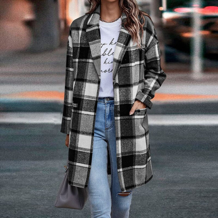 BethanysJacket: een stijlvolle geruite damesjas, ideaal voor een casual of overgangsoutfit. Trendy en comfortabel.