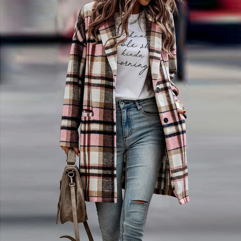 Opvallende geruite damesjas, de perfecte overgangsjas om elke casual outfit compleet te maken. Modebewust.