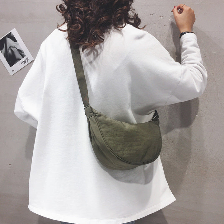 Stijlvolle dames halve maan crossbody tas, elegant en praktisch voor dagelijks gebruik.
