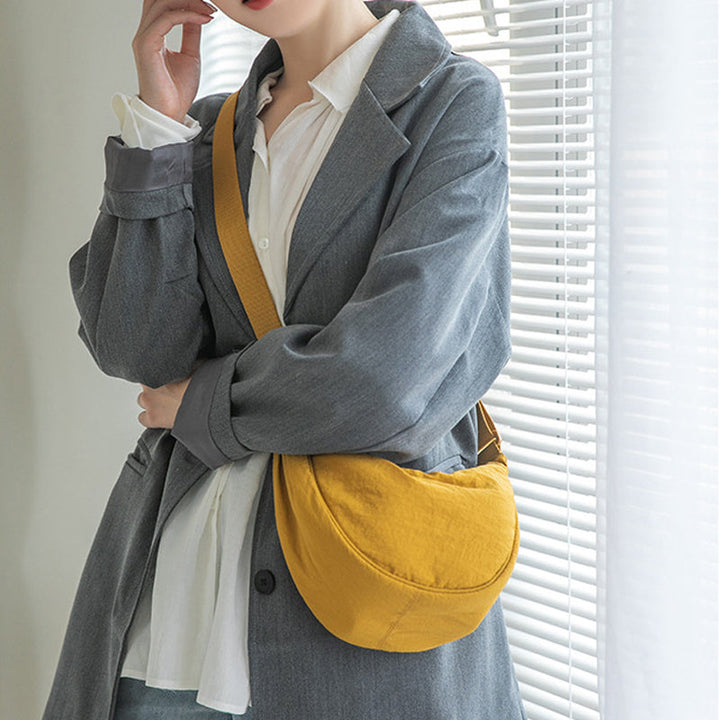 Chique halve maan tas voor dames, ideaal voor zowel casual als geklede outfits.