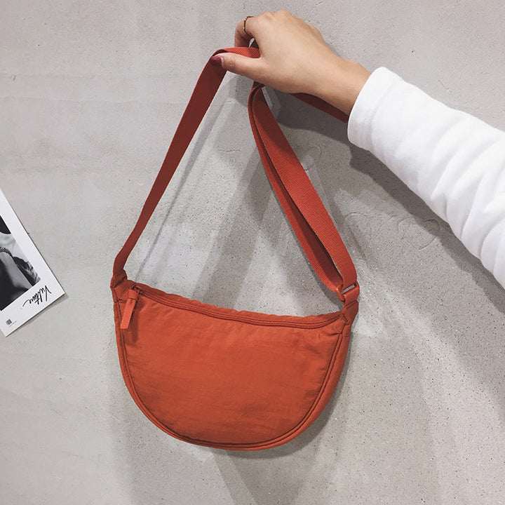Praktische en elegante halve maan crossbody tas, perfect voor de stedelijke vrouw.
