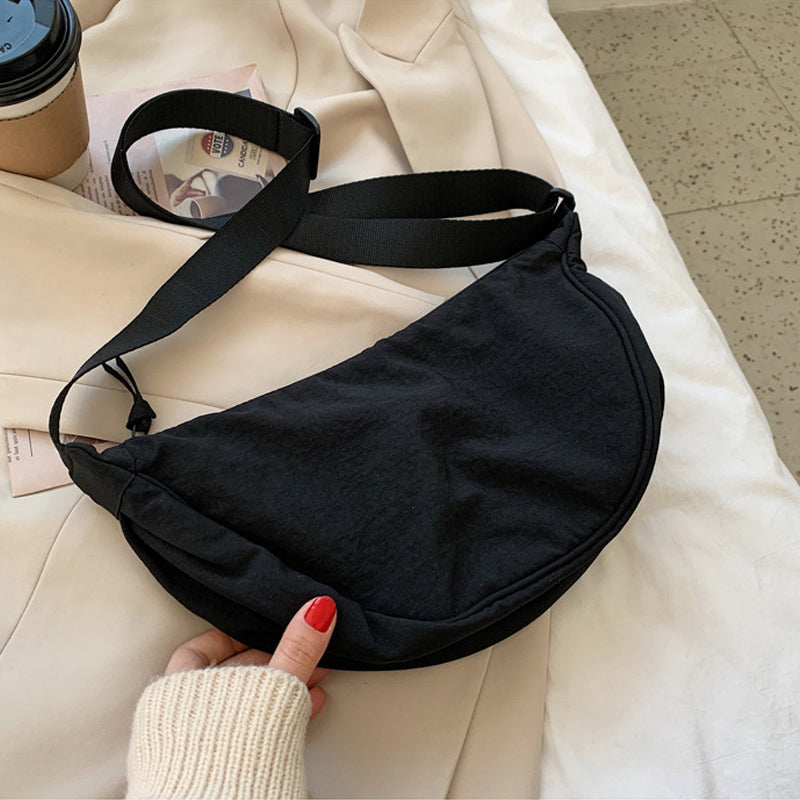 Trendy halve maan tas voor dames, met oog voor detail en hoogwaardige afwerking.