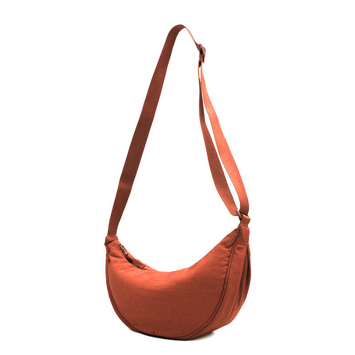 Compacte en stijlvolle halve maan tas, ideaal voor een avondje uit of dagje shoppen.