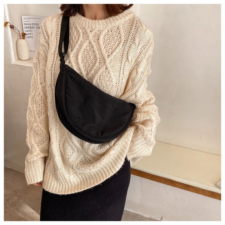 Trendy Luna halve maan schoudertas voor dames, compact en een modieus accessoire.