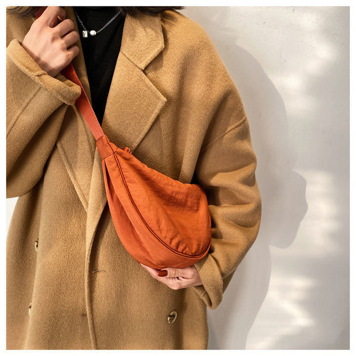 Elegante dames handtas, halve maan model, ideaal als dagelijkse metgezel.