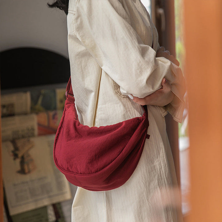 Praktische crossbody tas in halve maan vorm, perfect voor een georganiseerde stijl.