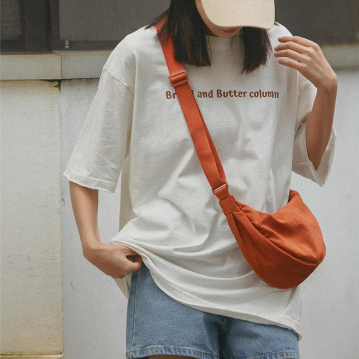 Dames halve maan crossbody, strak design en voldoende ruimte voor essentials.