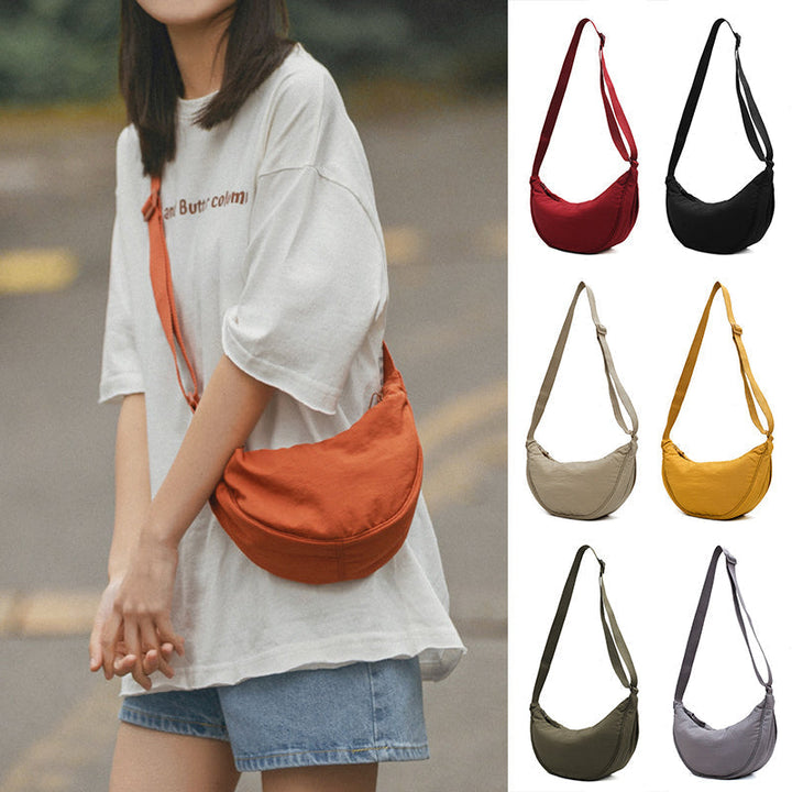 Moderne dames halve maan handtas, combineert functionaliteit met een chique look.