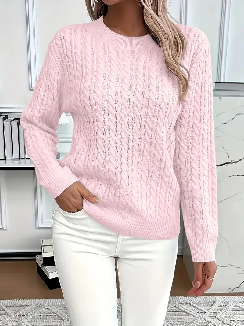 Stijlvolle dames kabeltrui met comfortabele ronde hals, perfect gebreid voor warmte in winter en herfst.