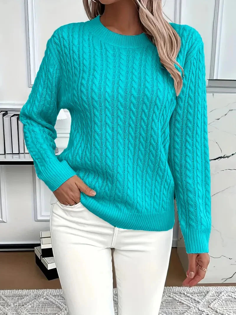 Veelzijdige dames trui met ronde hals en kabelbreisel, makkelijk te combineren voor elke casual of elegante gelegenheid.