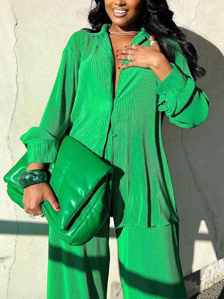 Stijlvolle dames loungeset, comfortabele en kleurrijke zomeroutfit.