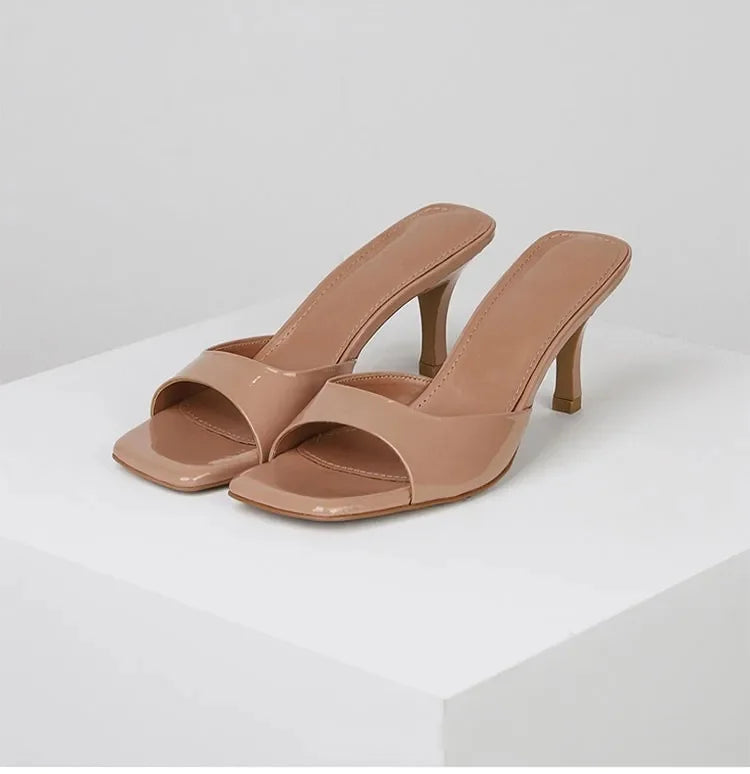 Elegante beige dames mules met open hak. Perfecte comfortabele instappers voor elke dag.