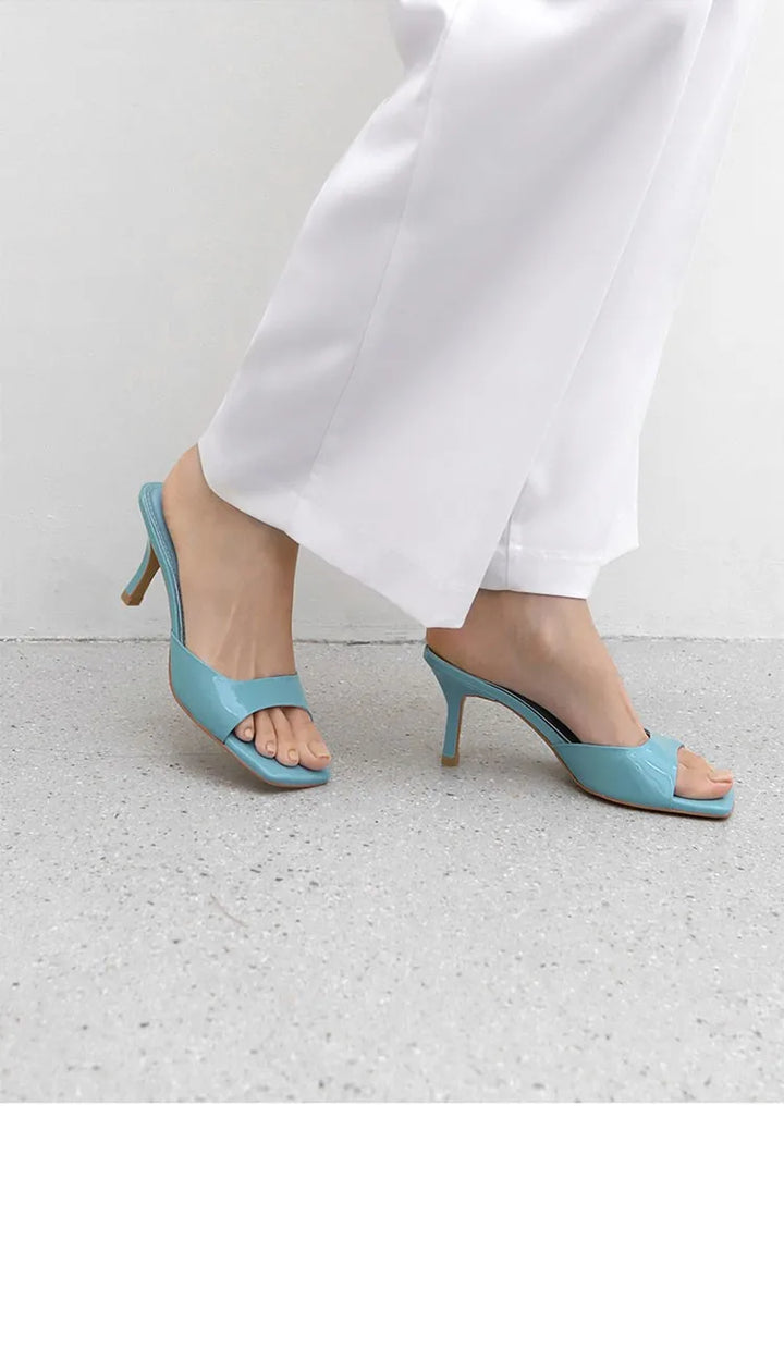 Witte open hak-mules voor dames. Stijlvolle en comfortabele zomerschoenen, gemakkelijk aan te trekken.