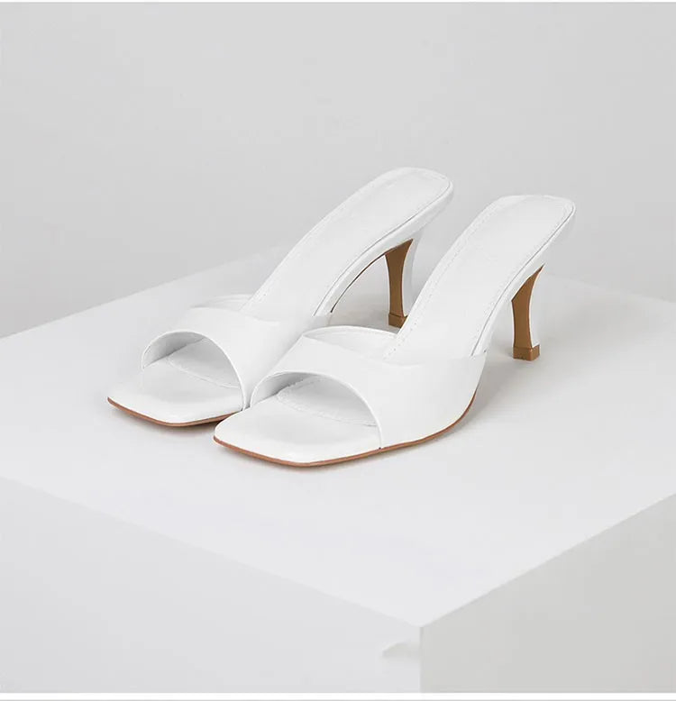 Comfortabele dames instappers: open hak-mules in wit. Perfect voor een frisse, zomerse uitstraling.