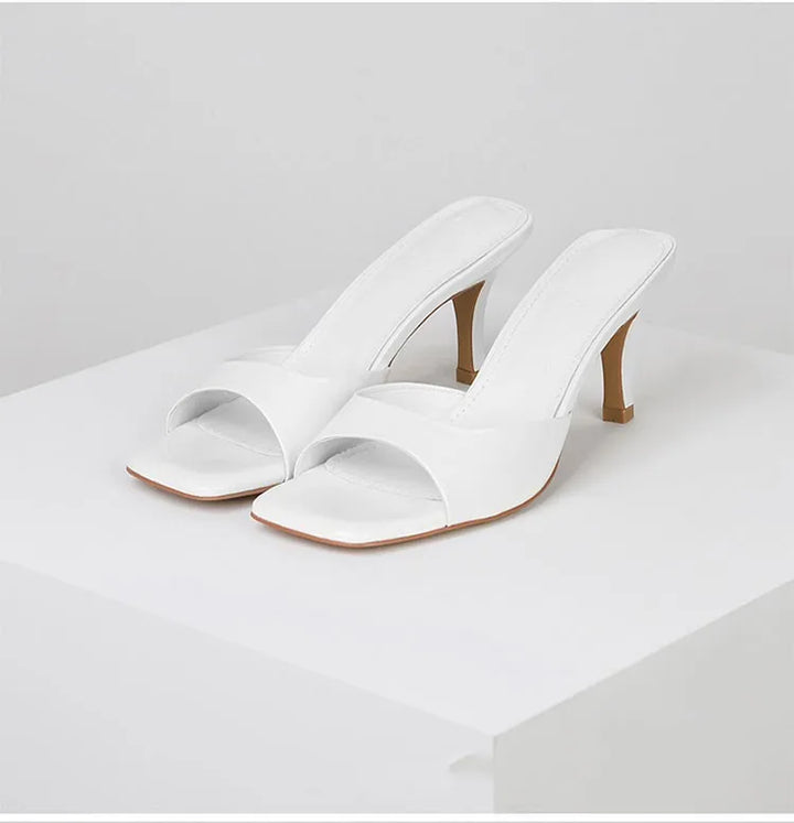 Comfortabele dames instappers: open hak-mules in wit. Perfect voor een frisse, zomerse uitstraling.