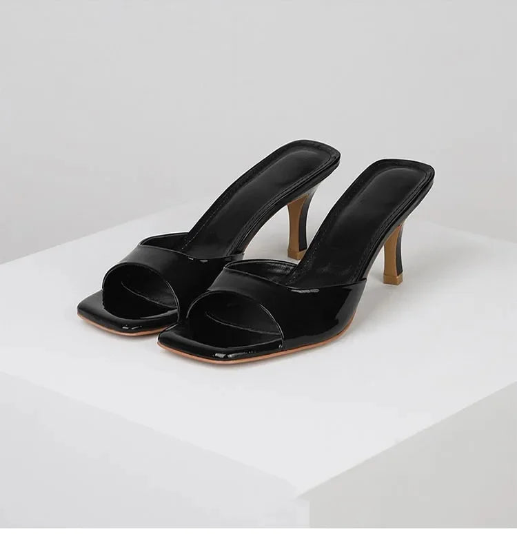 Beige dames hak-mules instappers. Elegante zomerschoenen met open hak, zowel stijlvol als comfortabel.