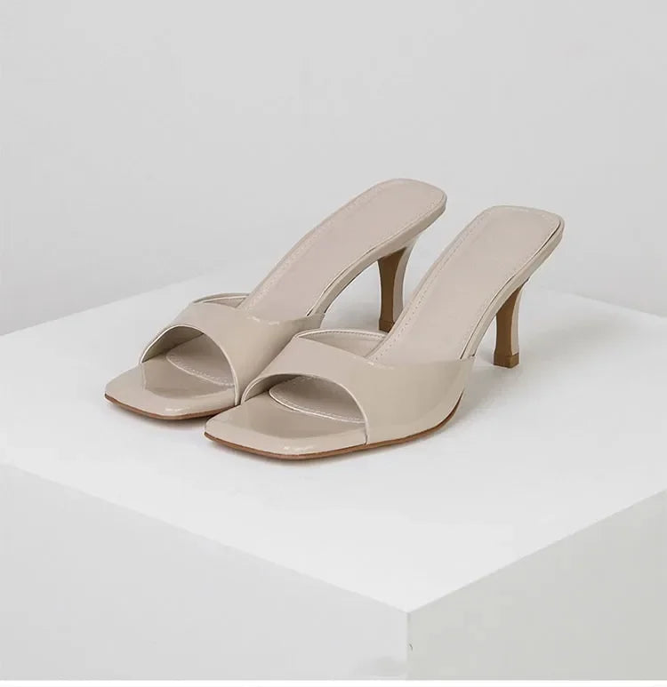 Zwarte open hak-mules voor dames. Stijlvolle en comfortabele damesschoenen, perfect voor warme dagen.