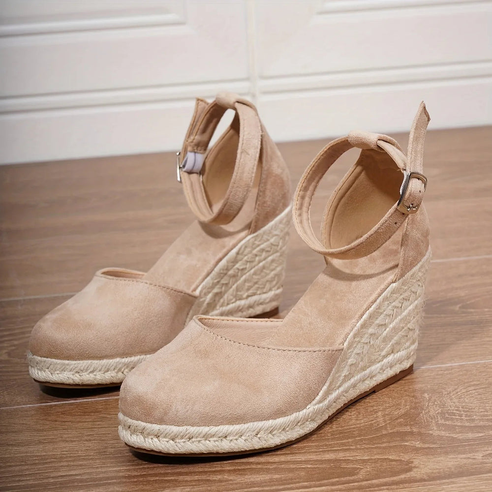 Beige orthopedische sleehakken voor dames, bieden comfort en ondersteuning, met elegante enkelband en plateauzool.