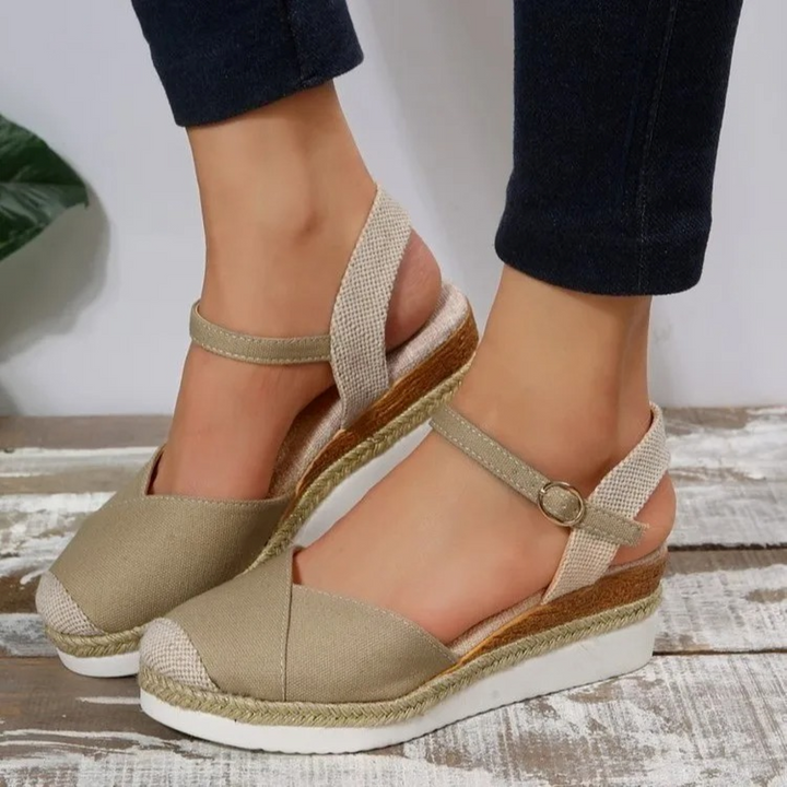 Trendy dames zomer sandalen Isabelle met gespsluiting en gesloten teen voor optimale voetbescherming.