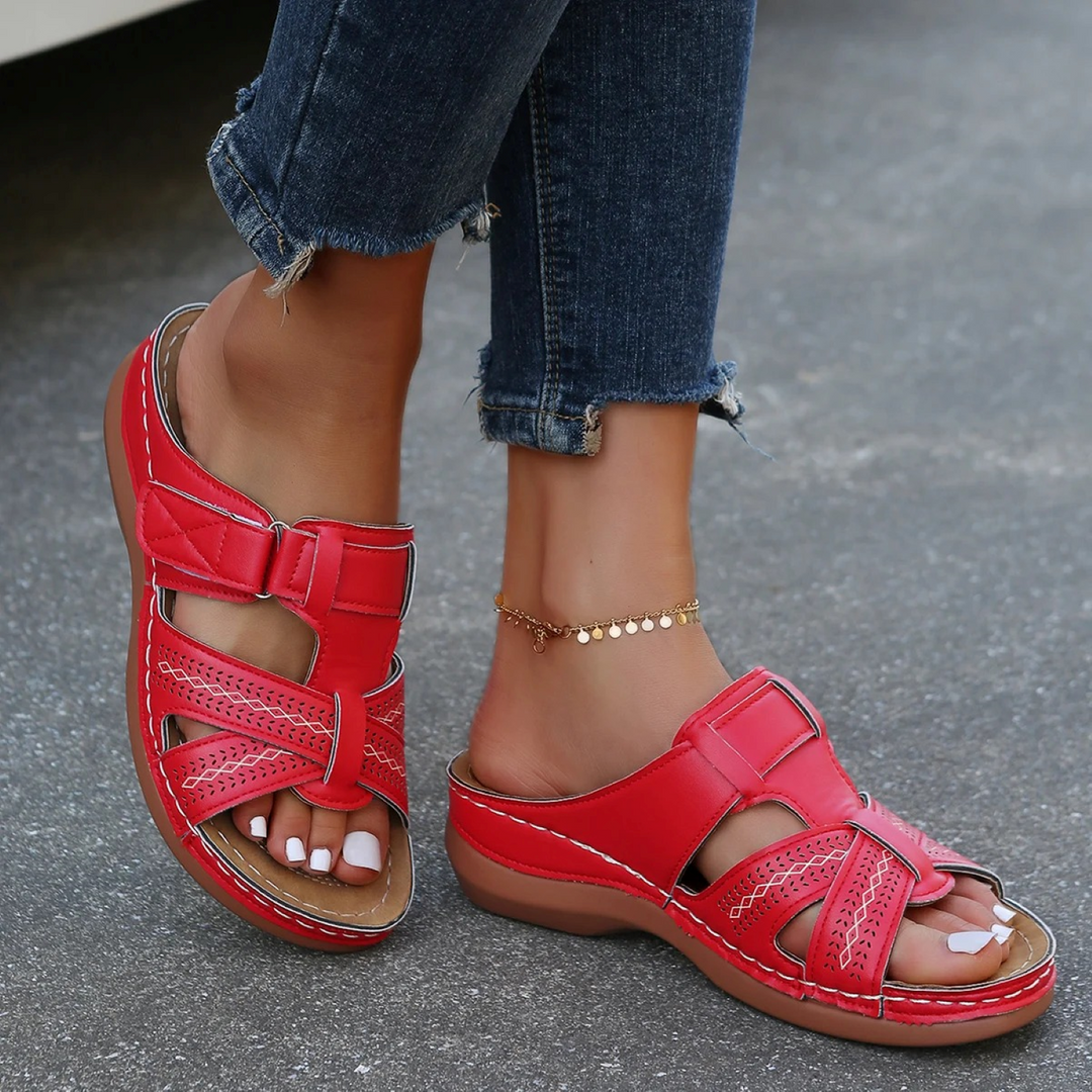 Comfortabele blauwe dames sandalen met voetondersteuning, ideaal voor lange wandelingen en zomerse feesten.