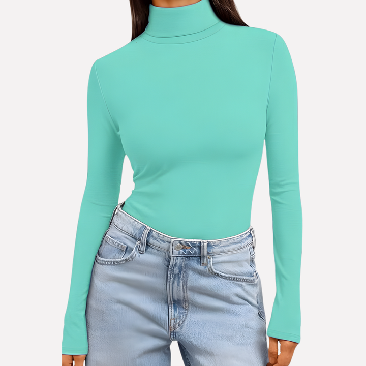 Zij-aanzicht van een veelzijdige dames turtleneck top met lange mouwen, perfect te combineren voor elke gelegenheid.
