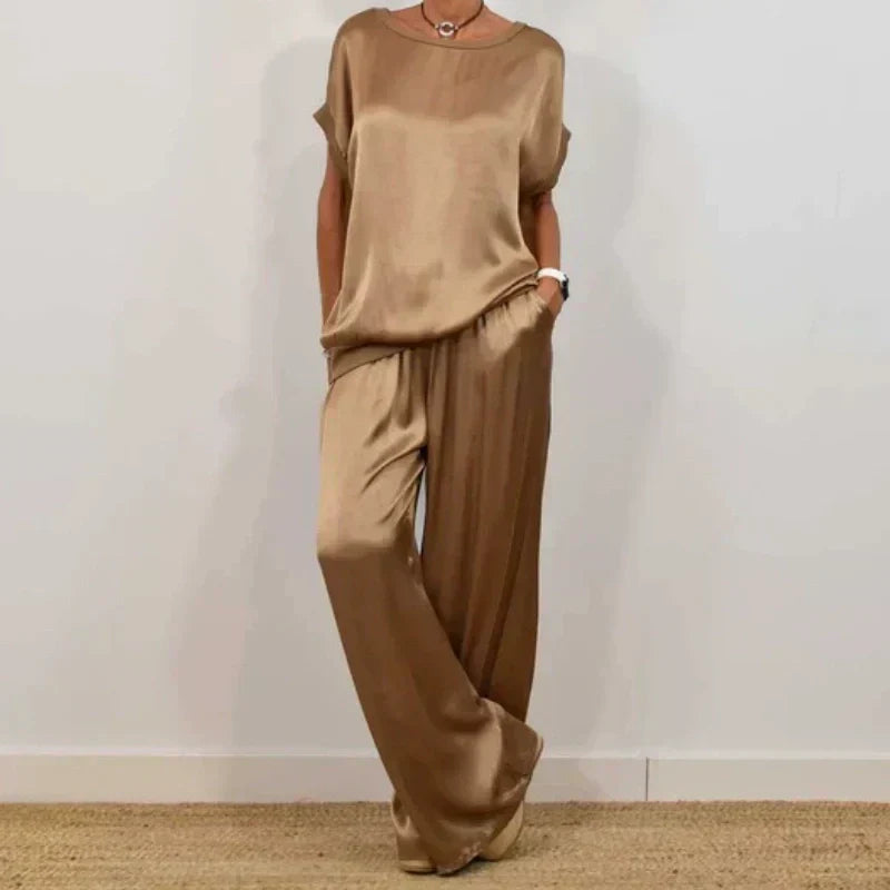 Casual dames set met wijde pijpen broek, perfect voor ontspanning en stijlvolle zomeravonden.