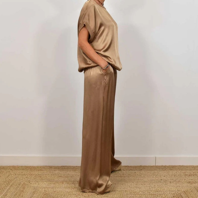 Veelzijdige dames loungewear set met comfortabele wijde pijpen broek; chic en ontspannen.