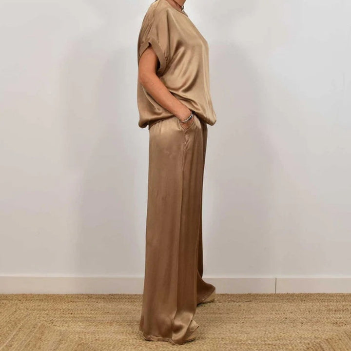 Veelzijdige dames loungewear set met comfortabele wijde pijpen broek; chic en ontspannen.