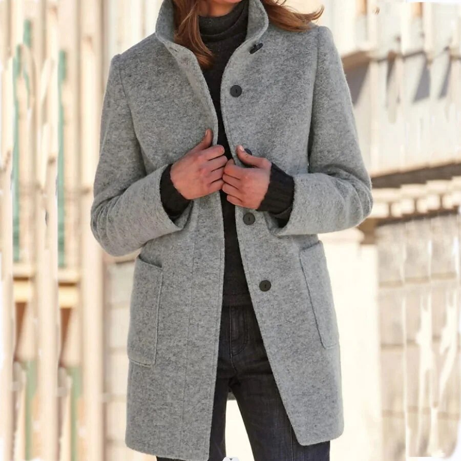 Stijlvolle dames winterjas Emma met opstaande kraag en knoopsluiting, ideaal voor wintermode.