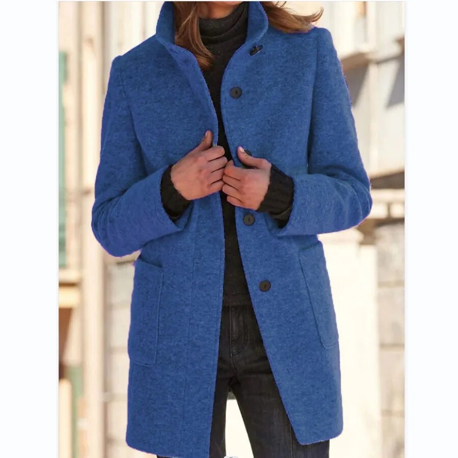 Elegante dames winterjas met opstaande kraag, warm en comfortabel voor koude winterdagen.