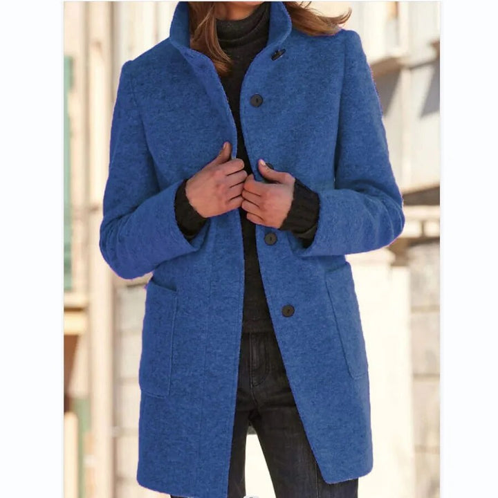 Elegante dames winterjas met opstaande kraag, warm en comfortabel voor koude winterdagen.