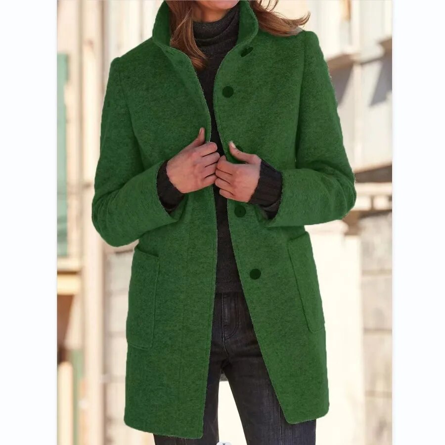 Hele look van de warme dames winterjas met opstaande kraag, perfecte wintermode bovenkleding.