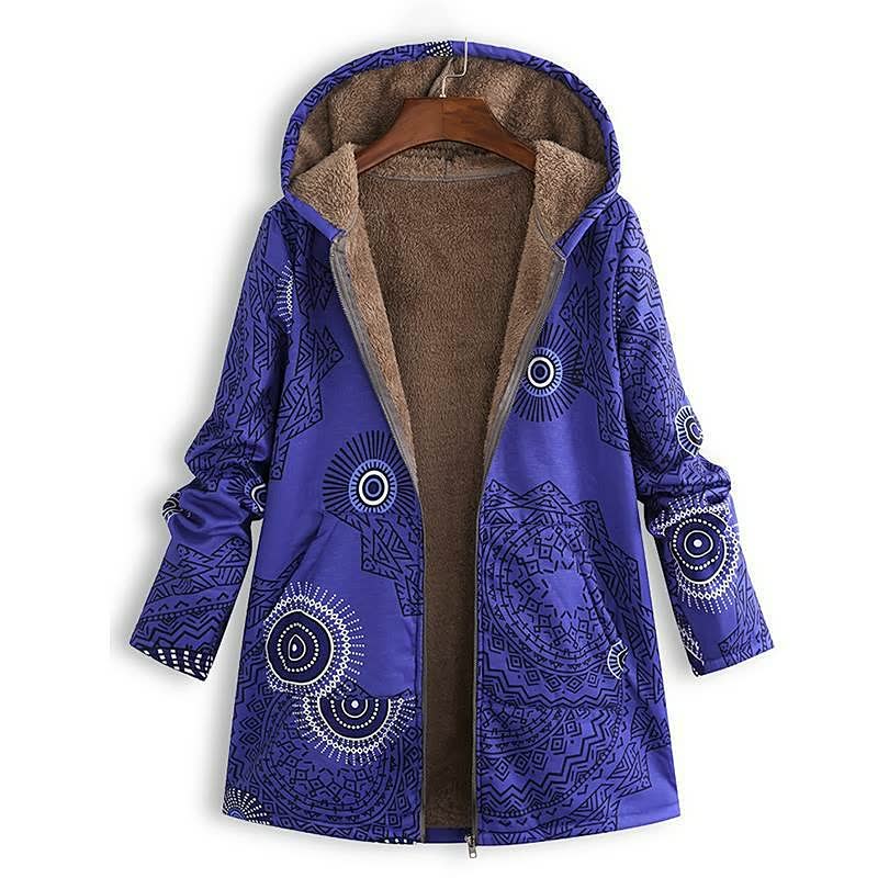 Dames winterjas UniqueCoat™ gedragen door model, toont elegante pasvorm en warm comfort.