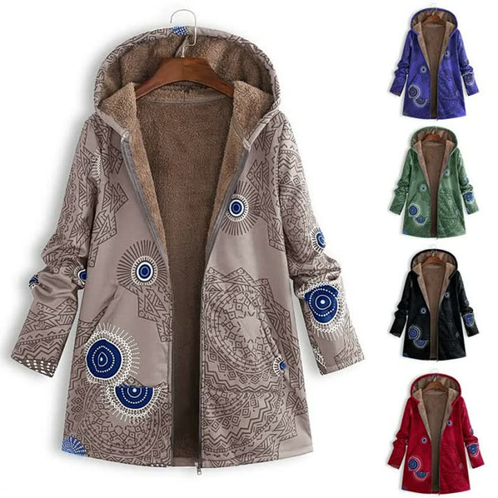Achterzijde van de unieke dames winterjas UniqueCoat™, benadrukt de stijlvolle snit en warme capuchon.