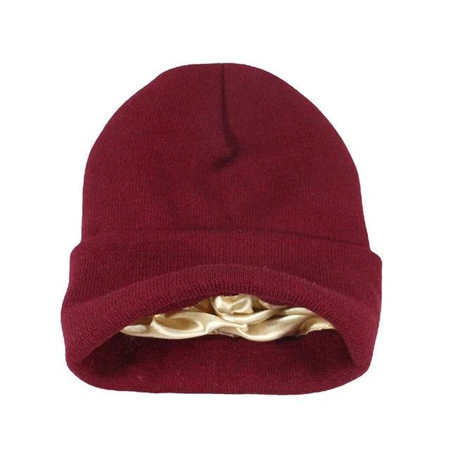 Gebreide dames muts voor haarverzorging. Voorkomt kroes, houdt hoofd warm in winter. Comfortabel en modieus.